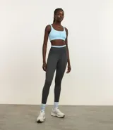 Calza deportiva gris con cintura contrastante en celeste.