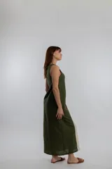 Vestido largo color beige con panel central blanco, sin mangas y corte recto.