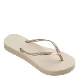 Ojotas Havaianas Slim color beige con tiras finas doradas.