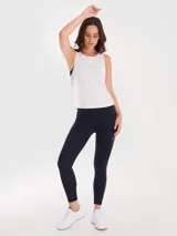 Musculosa deportiva negra de tela suave y fresca, con espalda de malla para mayor ventilación.