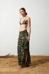 Falda pareo larga de viscosa con estampado animal print en tonos verde y negro.