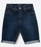 Bermuda de jean de tiro alto, color azul oscuro, con dobladillo en los bordes de las piernas.