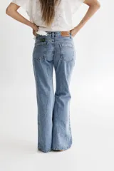 Jean azul de tiro medio y corte recto levemente oxford.