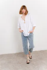 Blusa celeste de lino, con escote en V, manga tres cuartos y botón de madera.