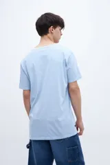 Remera color crudo con estampa frontal con texto en color ocre.