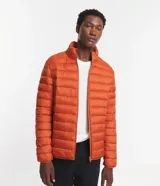Campera puffer ultraligera color beige, con cuello alto, cierre por cremallera y bolsillos con cremallera. Incluye bolso de almacenamiento.