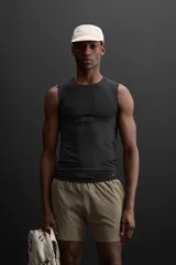 Musculosa deportiva negra de tejido elástico compresivo con cuello redondo y sisa ancha.