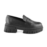 Zapato mocasín de cuero negro con plataforma track.