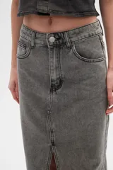 Falda midi de jean celeste con abertura frontal y ruedo desflecado.