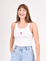 Musculosa corta marrón de morley con breteles finos y estampado de una estrella blanca en el centro.