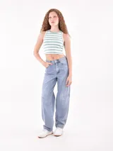 Musculosa corta a rayas horizontales de colores pastel.
