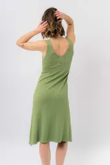 Vestido midi verde oliva de tejido acanalado, con escote en V y silueta al cuerpo con caída fluida.