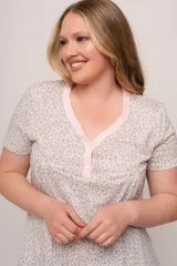 Camisón corto de algodón estampado con flores, escote en V con botones y mangas cortas.