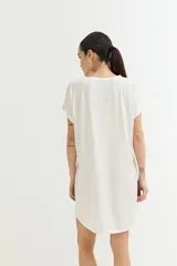 Vestido corto color verde oliva con estampado de dos rostros en color blanco.