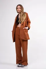 Blazer violeta de corte oversized con solapas de muesca y bolsillos de parche.