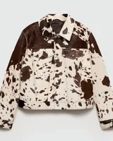 Campera de poliéster con diseño de estampado animal print en tonos blanco y marrón.