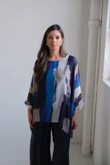 Blusa de gasa con estampado abstracto en tonos azul, blanco y negro, de corte holgado y mangas 3/4.