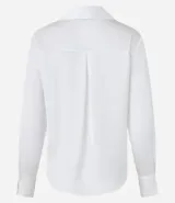 Camisa blanca de satén con cuello inglés, manga larga y cierre frontal con botones.