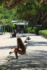 Top de bikini con estampado de flores pequeñas color azul y naranja, con tirantes finos.