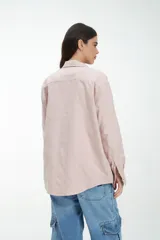 Camisa de algodón gris melange con diseño clásico, botones frontales y un bolsillo en el pecho.