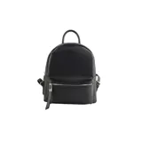 Mochila negra de cuero sintético con textura tejida. Tiene un compartimento principal con cierre, un bolsillo interno con cierre y dos bolsillos abiertos, un bolsillo externo con cierre, correa regulable y herrajes plateados.