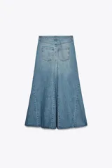 Falda larga de denim azul, de tiro alto, con trabillas y cinco bolsillos. Cierre frontal con cremallera y botón metálico.