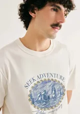 Camiseta azul marino de algodón con estampa rectangular de paisaje en el frente.