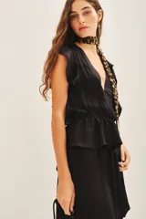 Vestido corto negro con escote en V profundo y mangas cortas con volados.
