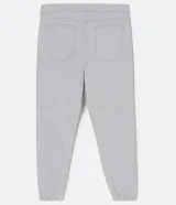 Pantalón jogger negro liso, con cintura elástica ajustable con cordón y bolsillos laterales.