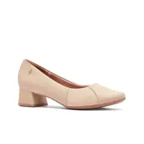 Zapato de cuero color beige con taco cuadrado y punta fina.