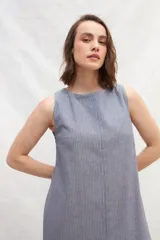 Vestido midi negro de lino, corte recto, sin mangas y con escote redondo.