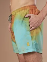 Short de baño color borgoña con estampado de hojas en tono sobre tono, cintura elástica con cordón ajustable y logo de la marca en la pierna.