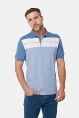 Remera polo de jersey con rayas horizontales en tonos de azul y blanco.