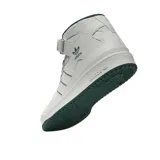 Zapatillas de caña alta en color blanco con detalles verdes y tres franjas características de la marca.