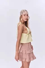 Minifalda color beige oscuro con cintura elastizada y tres volados.