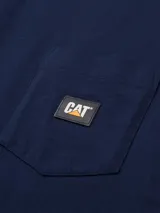 Remera negra de manga corta para hombre, con cuello redondo y bolsillo en el pecho con logo de la marca.