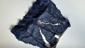 Soutien de encaje azul marino con breteles finos y elástico en el bajo busto.