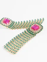 Aros colgantes con base rectangular con strass verde y piedra fucsia.