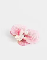 Hebilla para el pelo con forma de flor rosa y blanca, con una perla en el centro.