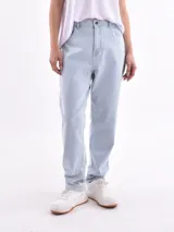 Pantalón de jean celeste, corte mom fit, tiro alto y corte holgado.