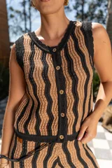 Conjunto tejido de chaleco y pantalón a rayas verticales color marrón y negro. Chaleco con botones y pantalón de corte recto.