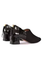 Zapato negro de cuero Nobuck y Napa con punta cuadrada, suela laqueada antideslizante, cierre trasero y taco forrado de 5 cm.