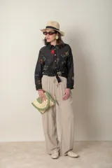 Pantalón ancho color beige de lino y rayón, con cintura elastizada ajustable con cordón y bolsillos laterales.