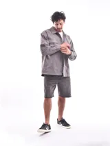 Campera de estilo casual, color gris oscuro, con dos bolsillos frontales y cierre.