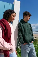 Buzo hoodie color bordó con capucha y bolsillo canguro.