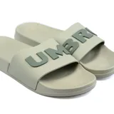 Ojotas Umbro de goma color gris claro, con logo de la marca en verde en la tira.