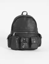 Mochila negra de cuero sintético con múltiples bolsillos frontales con cierre y broche.
