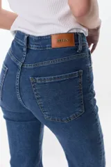 Pantalón de jean acampanado azul con diseño de paneles y costuras a la vista.
