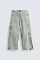 Pantalón de jean celeste con efecto lavado, corte relaxed fit y múltiples bolsillos cargo.