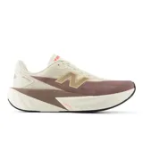 Championes de running New Balance FuelCell Rebel v5, color beige con detalles en marrón y logo en dorado.